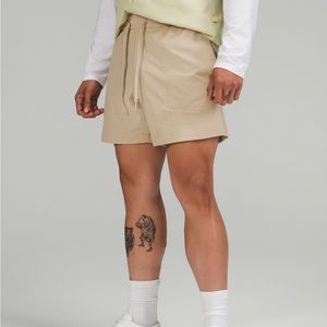 Lululemon mens bowline 5” short - khaki (trench)